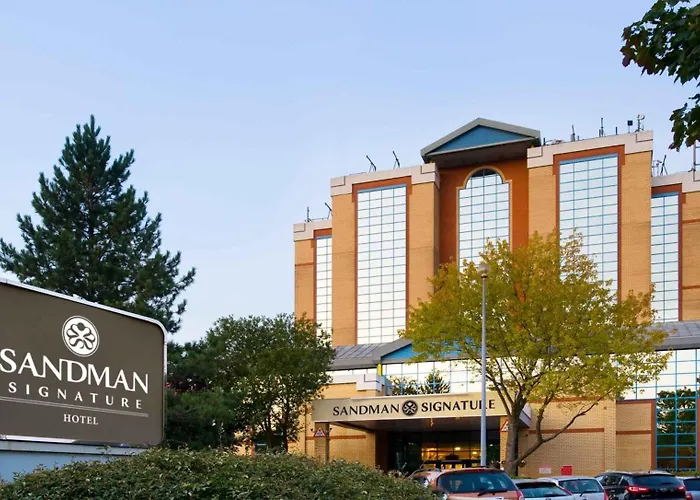 Pet Friendly hotel: Sandman Signature London Gatwick Hotel
